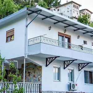 Gasthuis Grandma's, Gjirokastër